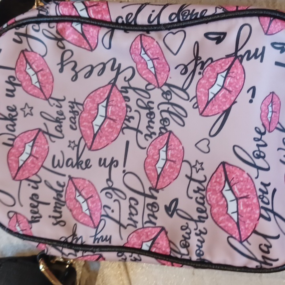 Betsey Johnson Follow Your Heart, Do What You Love Pink LIPS Crossbody Bag - Picture 5 of 11